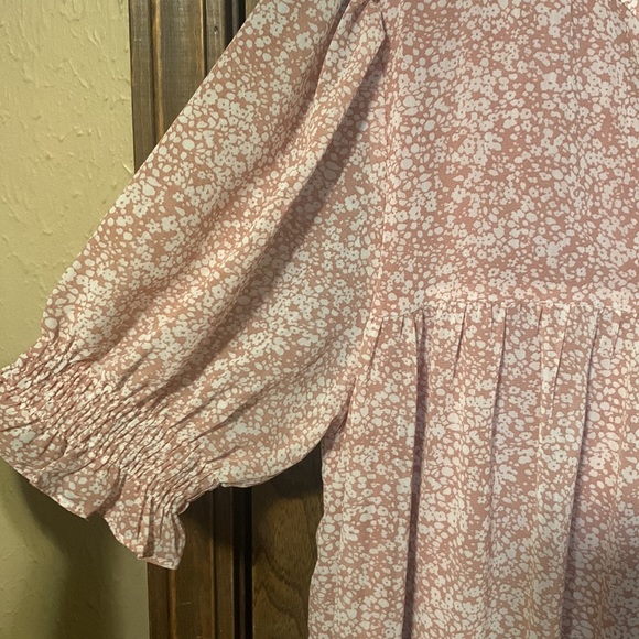 Jodifl medium sheer, lined, and tiered dress with floral pattern. Short sleeves. - Picture 3 of 9